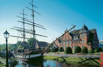 Papenburg: sailing ship in front of the town hall